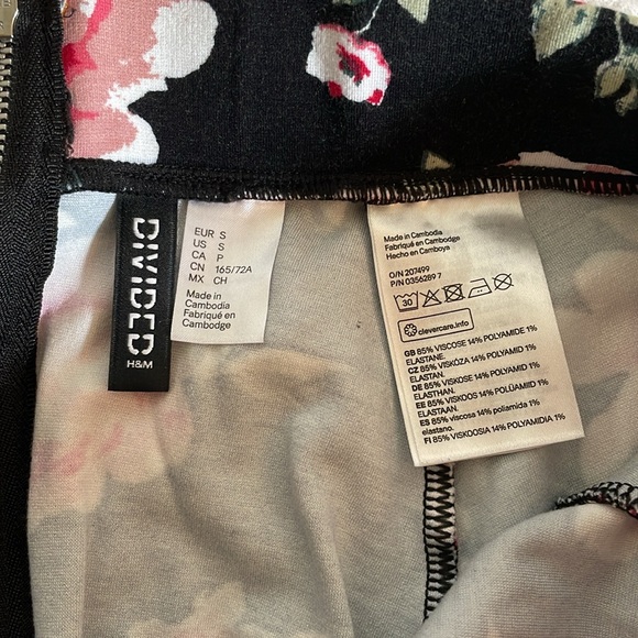 Divided by H&M Preppy Black Floral Mini Skirt - Picture 3 of 4